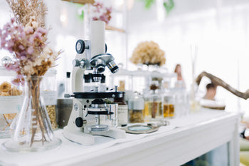 Microscope dans laboratoire pour soins cosmétiques